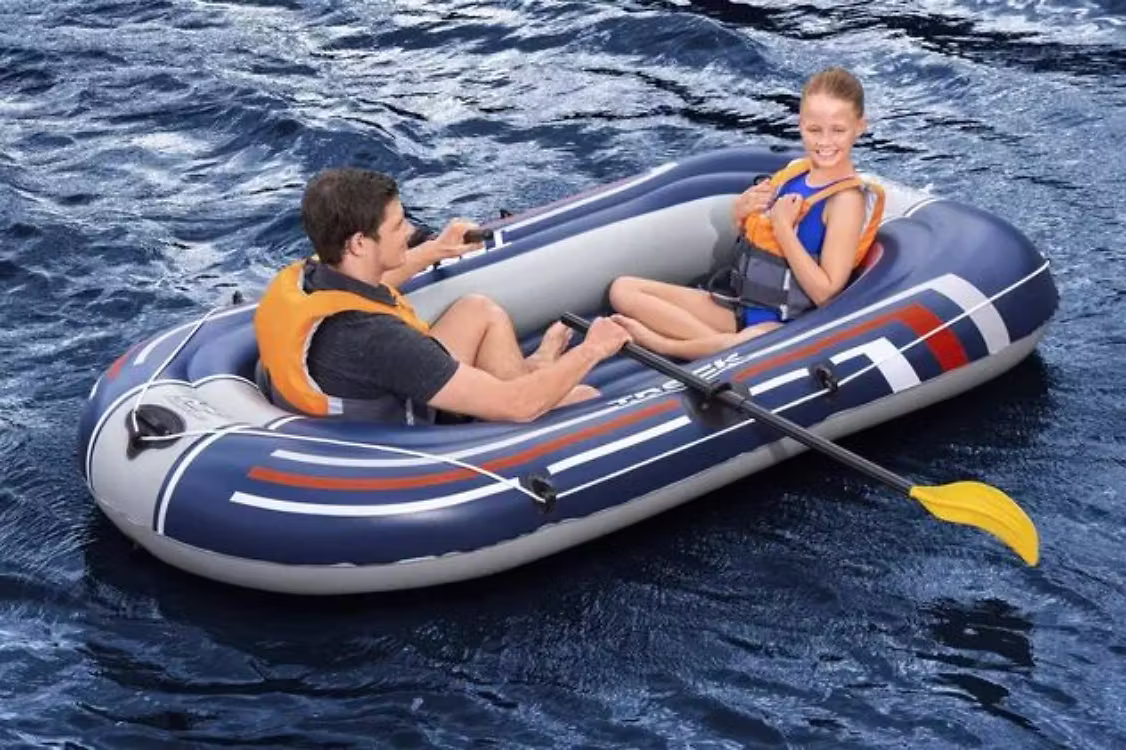 Bestway Hydro-Force täispuhutav paat mõõtudega 228 × 121 cm kuni kahele inimesele.