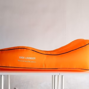Giga Lounger CS1 oranž õhk-lamamistool koos 2600 mAh akupangaga.